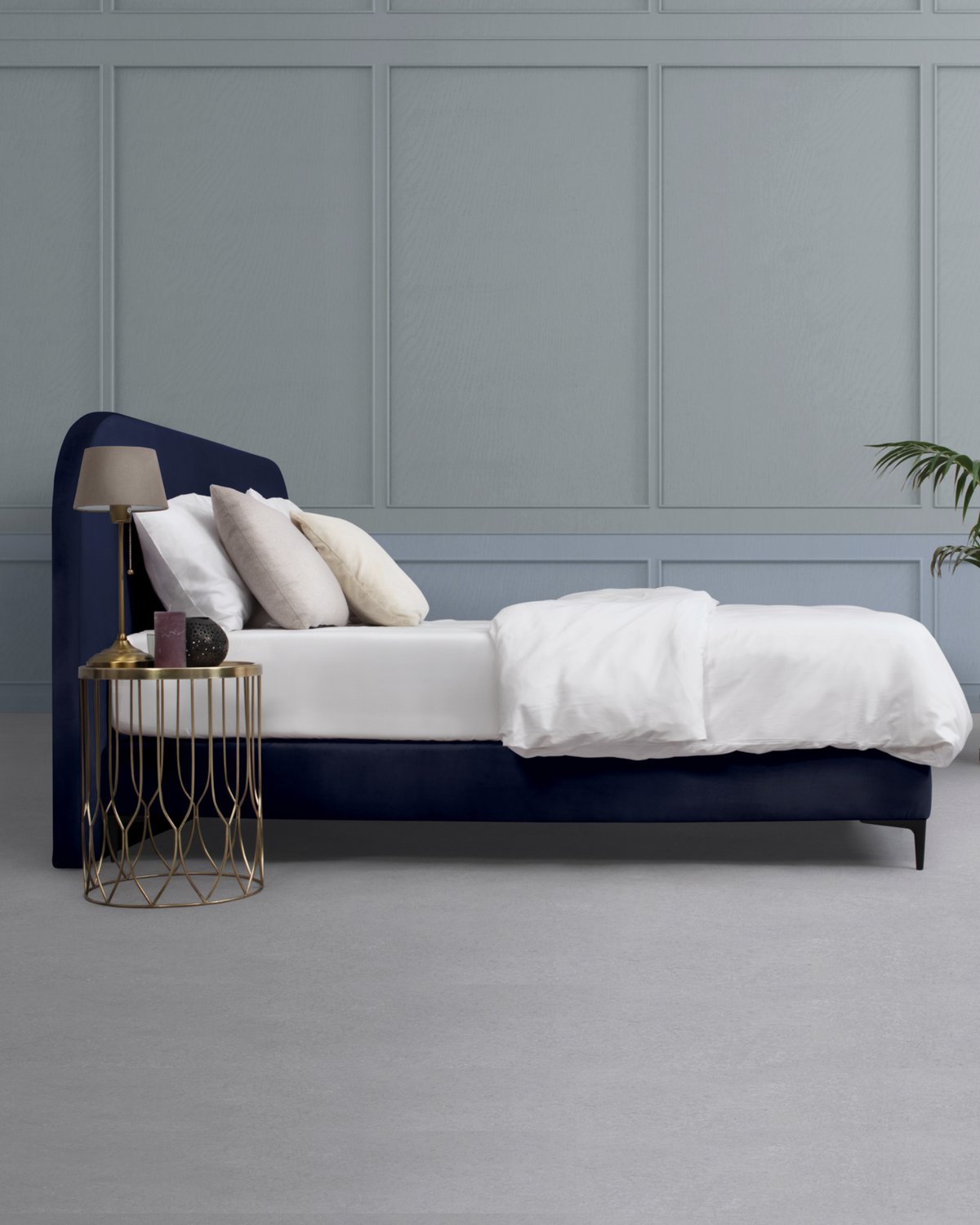 persoon zittend op bank ingewikkeld in matt sleeps dekbed