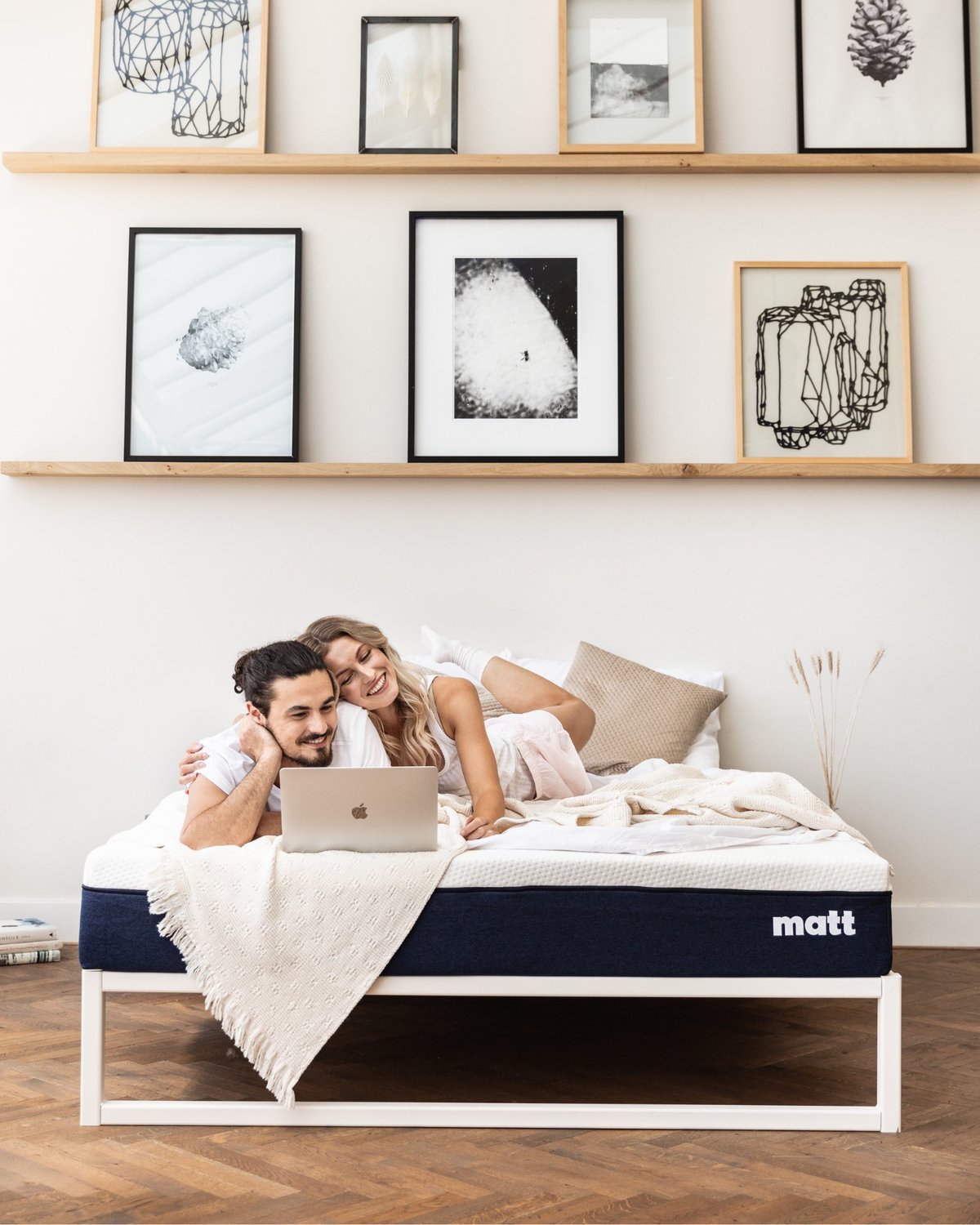 twee personen liggen op een Matt Matras