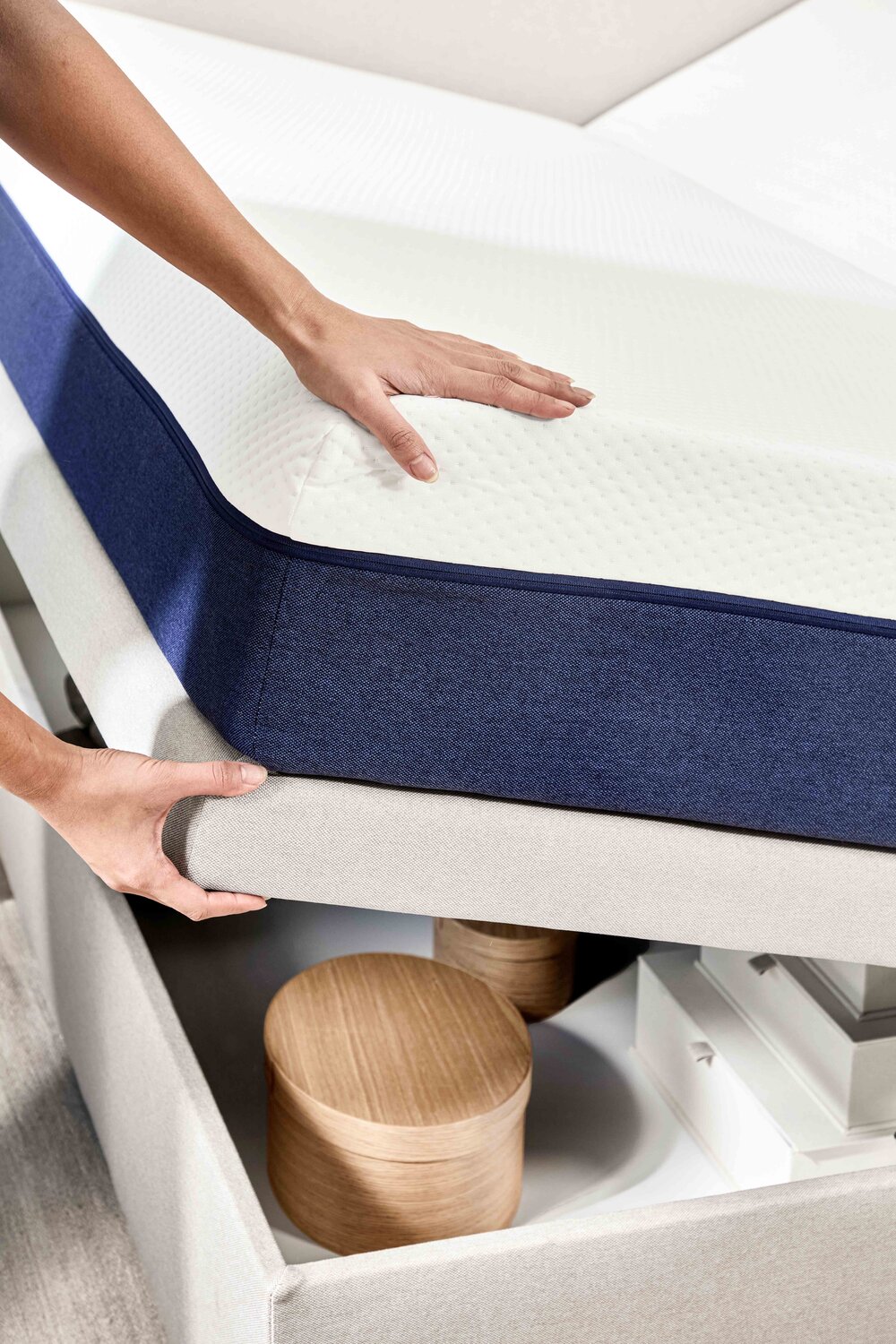 persoon zittend op bank in witte kamer