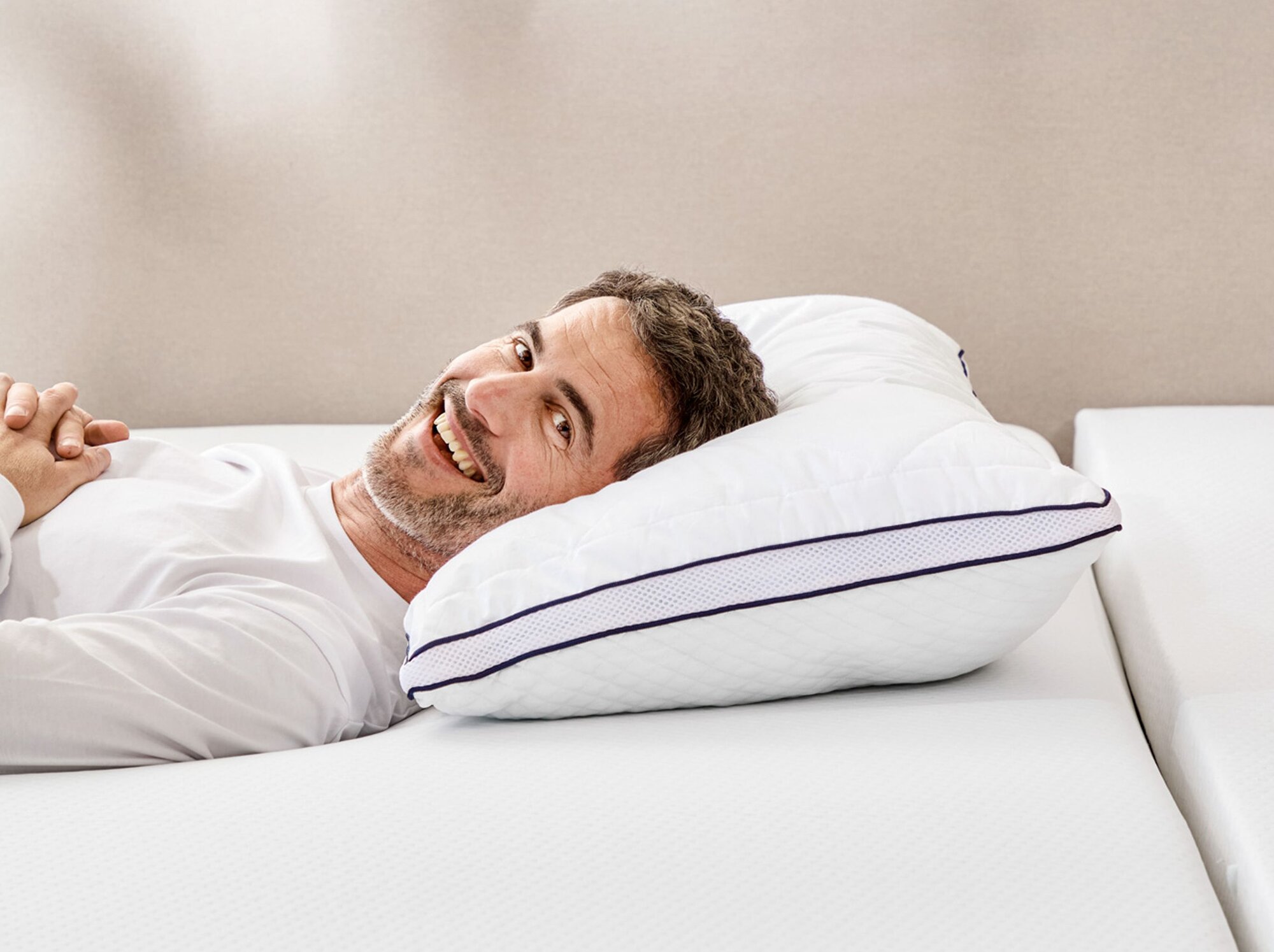 persoon met hoofd op kussen met blauwe achtergrond