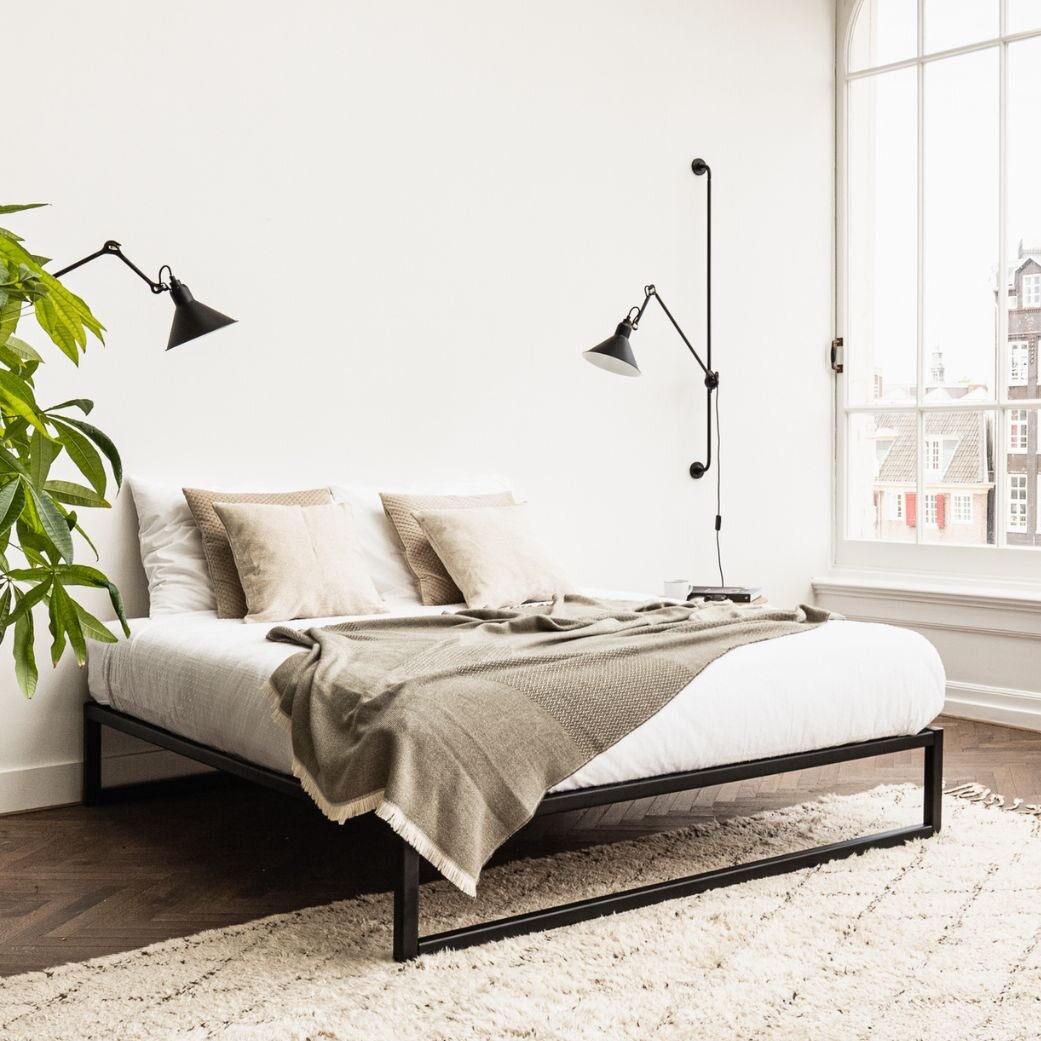 pootjes van grijze boxspring