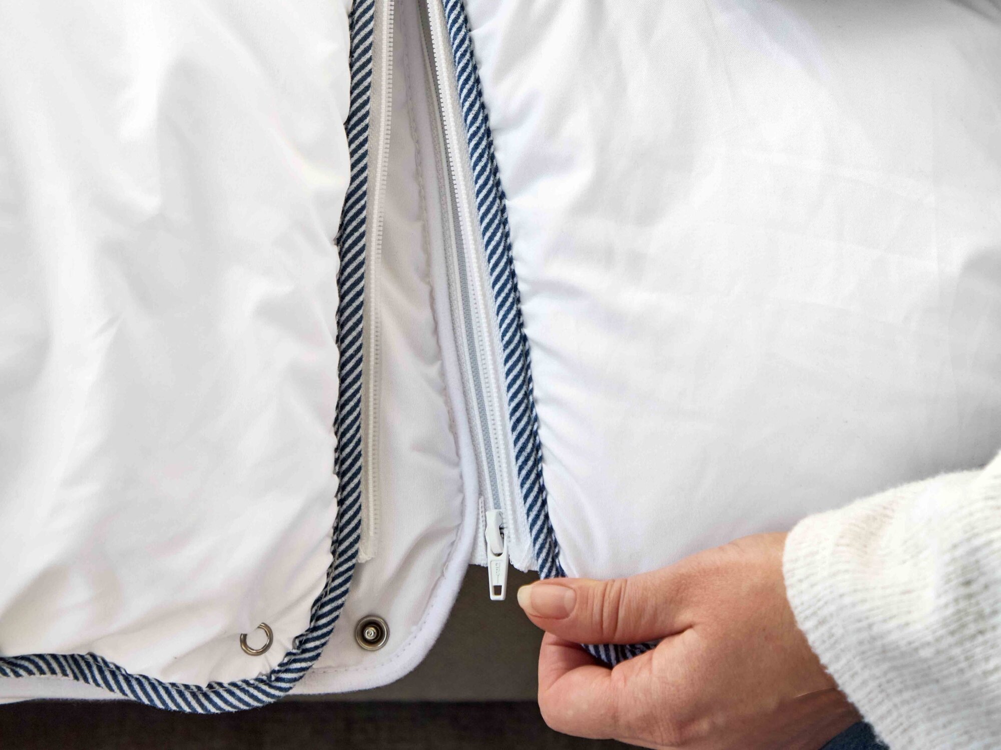 persoon met ogen dicht op dekbed