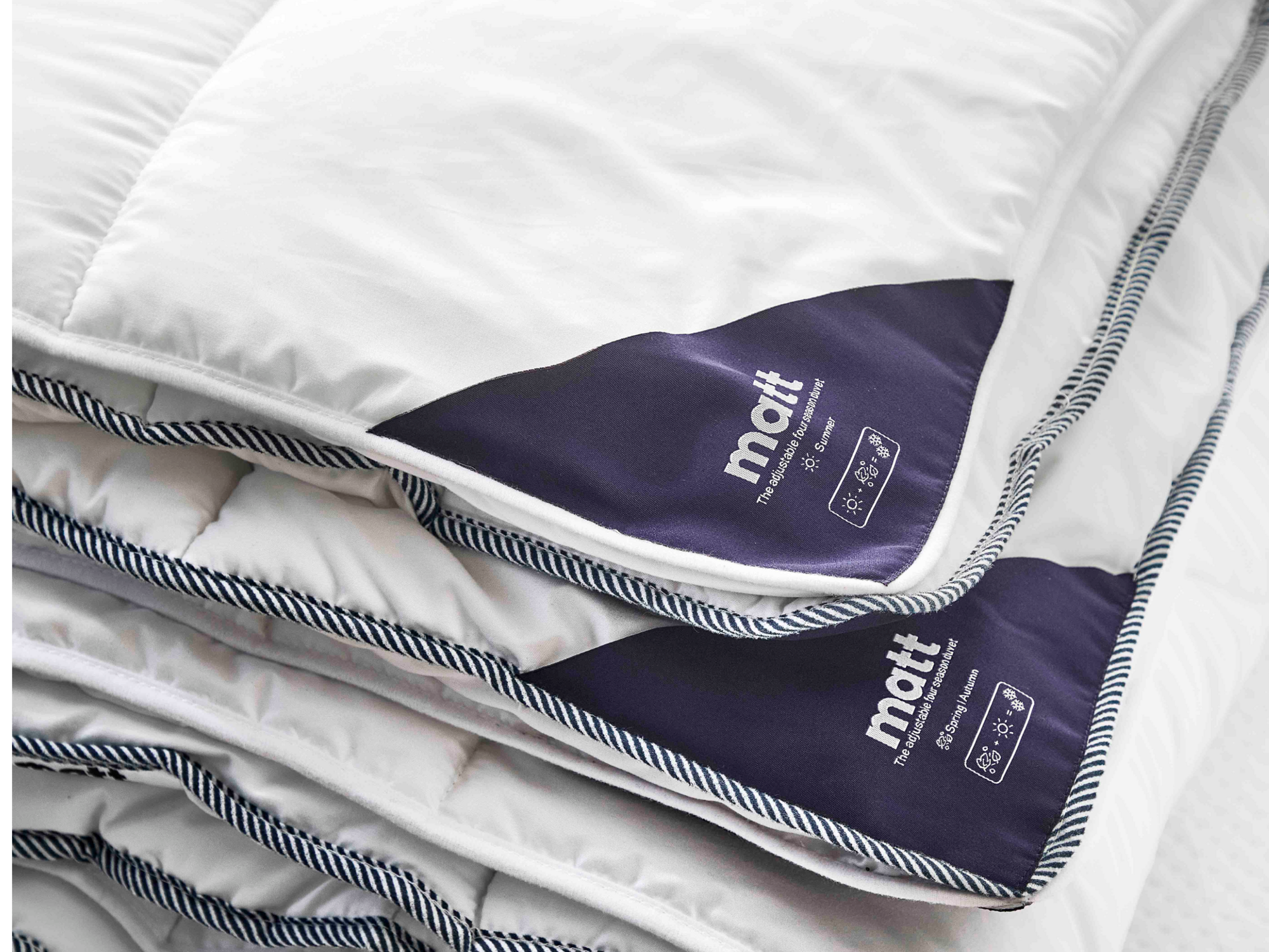 persoon met helft van gezicht onder dekbed