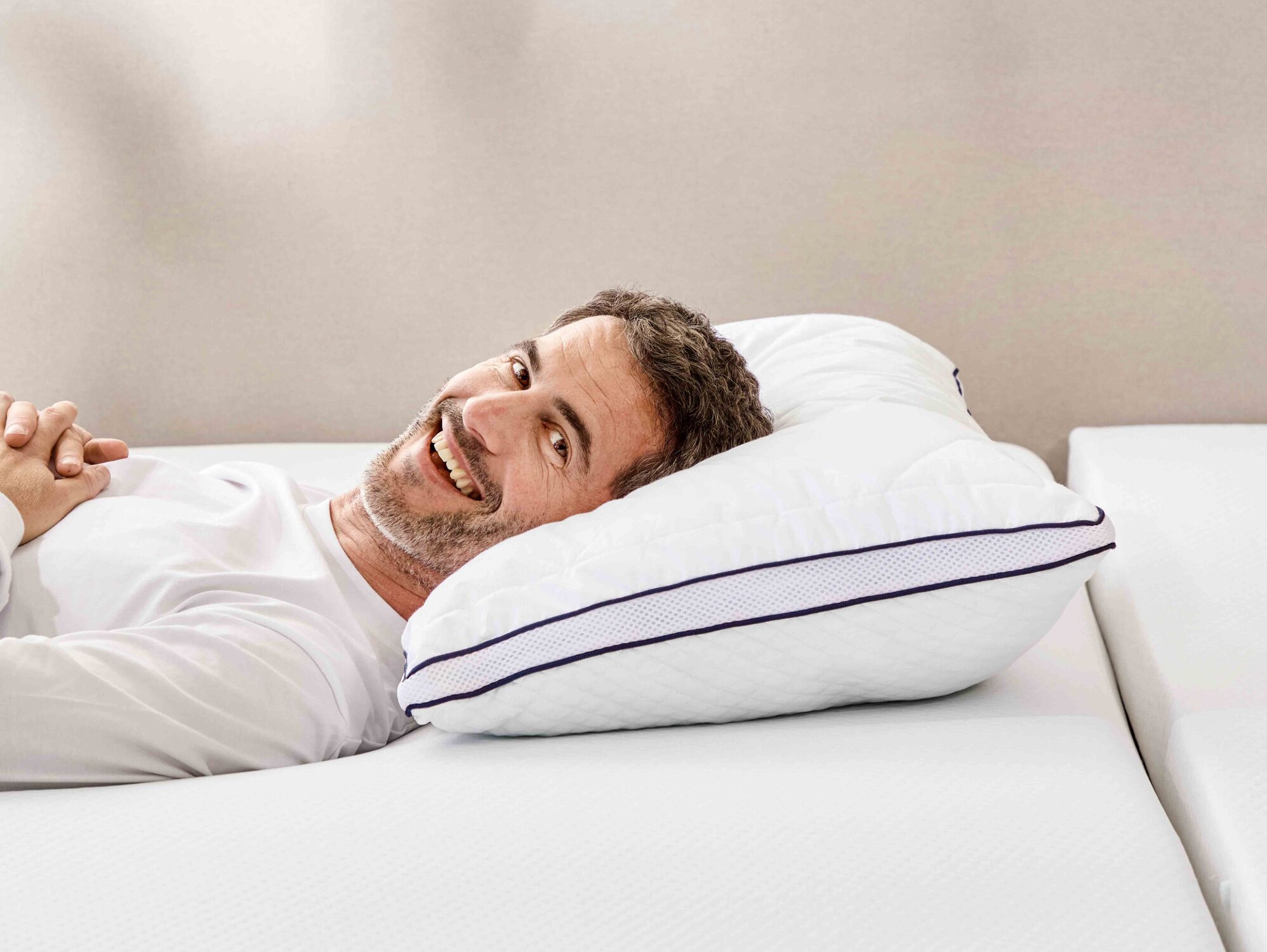 persoon met hoofd op kussen met blauwe achtergrond